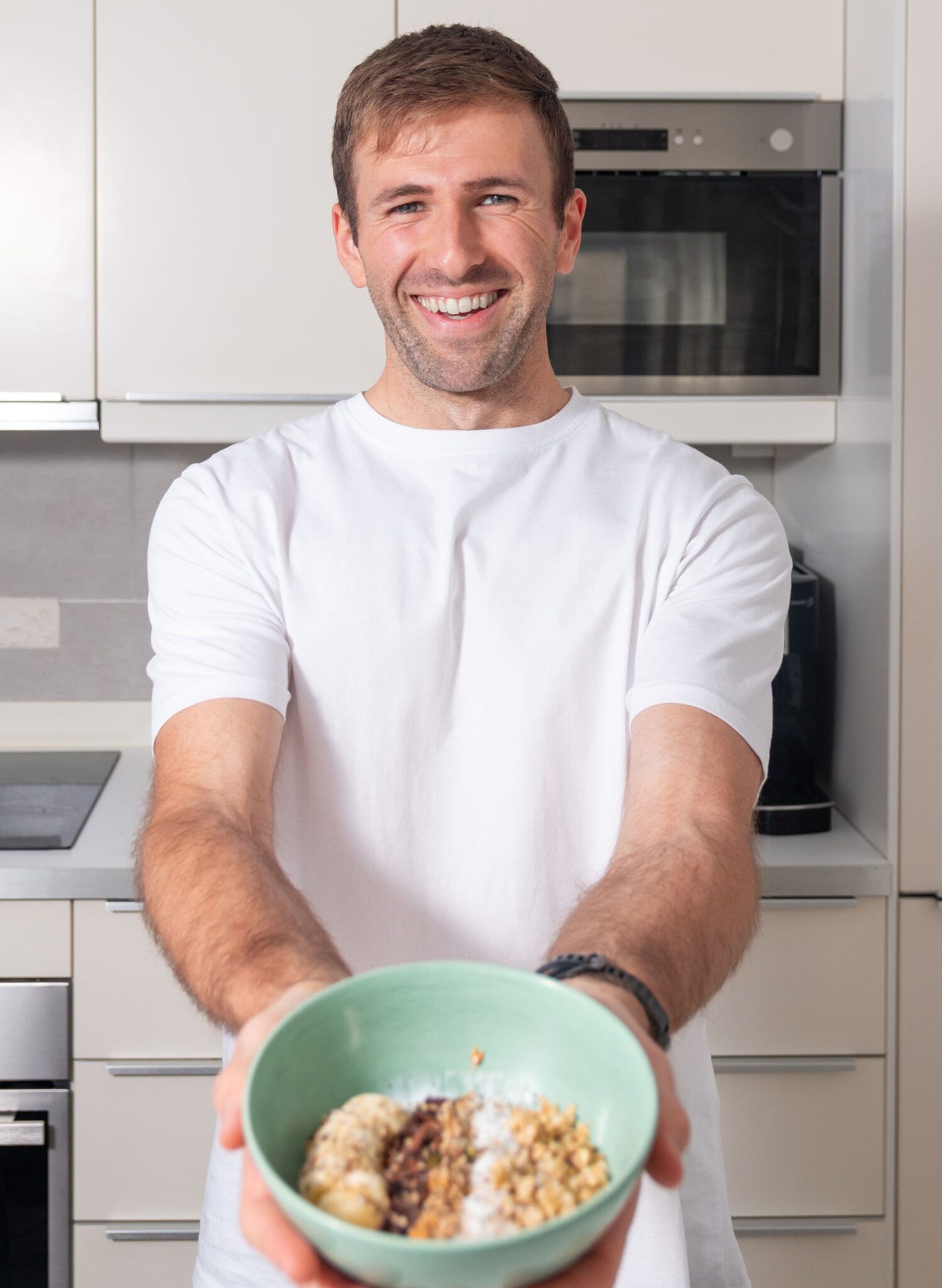 Aitor sostiene un plato muy nutritivo