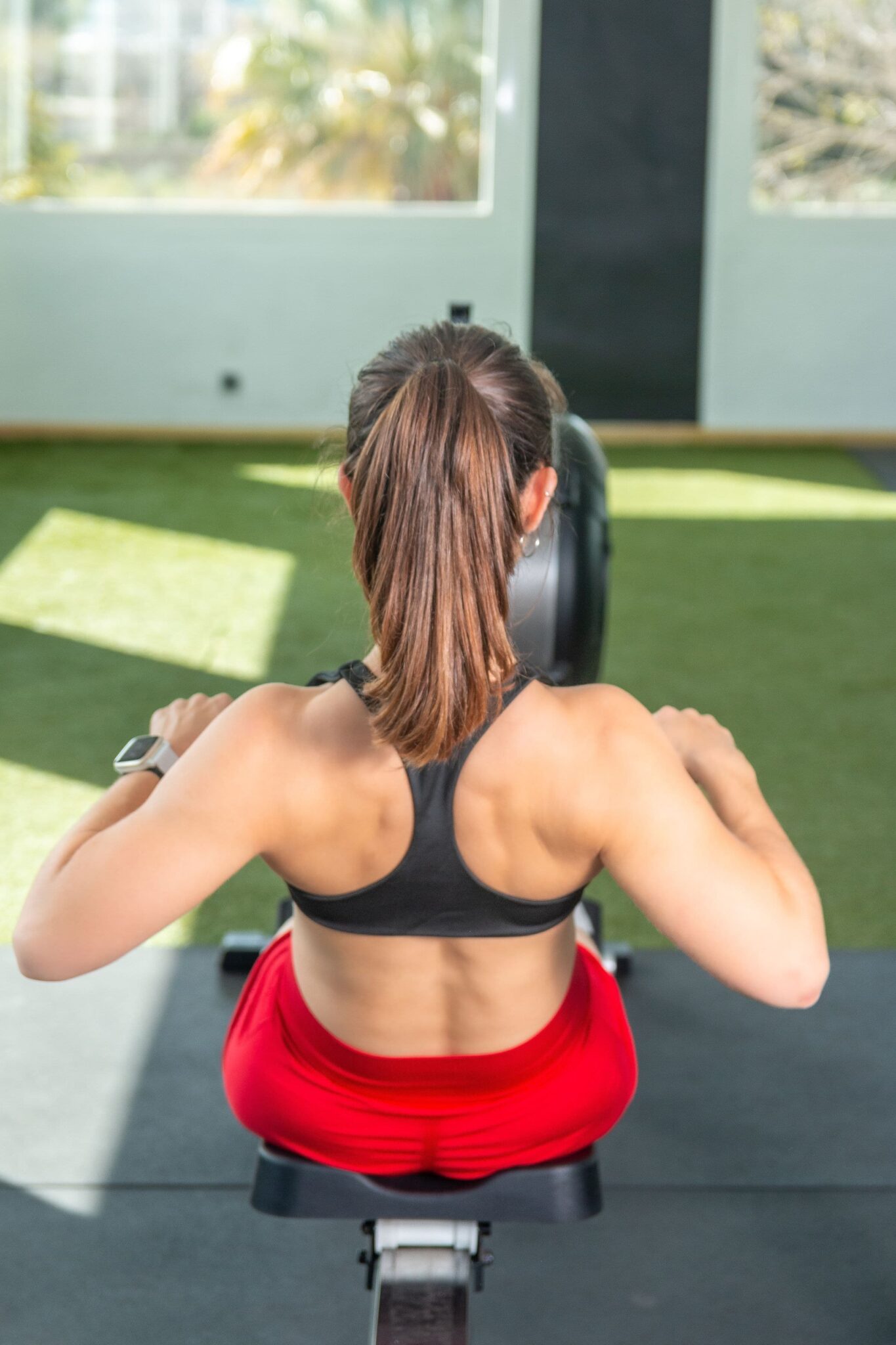Paula entrenando espalda con un remo